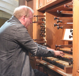 Valéry Aubertin jouant l'orgue de Gray